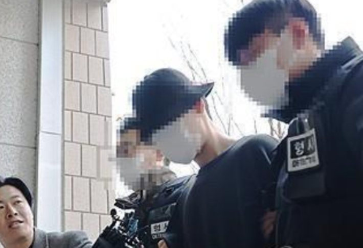 동거녀를 살해한 뒤 이 여성의 차량에서 동반자살을 시도해 살인과 자살방조 미수 등의 혐의를 받는 A(26)씨가 지난해 12월 구속 전 피의자 심문을 받기 위해 인천지방법원에 출석하는 모습. 사진 연합뉴스