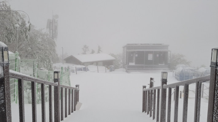 16일 설악산 소청대피소 일대에 눈이 내린 모습. 설악산국립공원사무소 제공