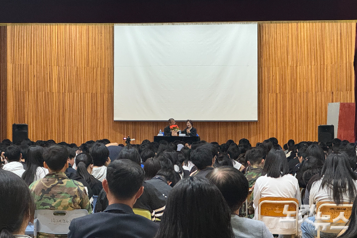 16일 오전 광주 광산구 월곡중학교 강당에서 광주 동구 주남마을 총격사건의 유일한 생존자 홍금숙씨의 토크 콘서트. 김수진 기자