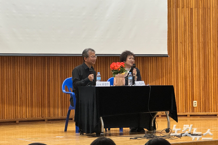 16일 오전 광주 광산구 월곡중학교 강당에서 광주 동구 주남마을 총격사건의 유일한 생존자 홍금숙씨의 토크 콘서트. 김수진 기자