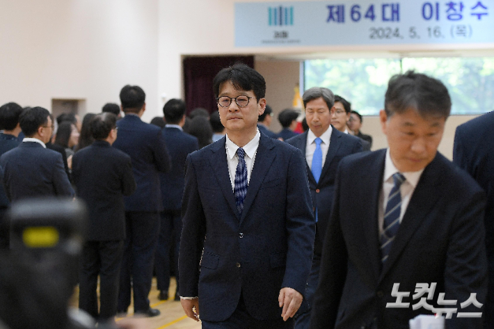 이창수 신임 서울중앙지검장이 16일 서울 서초구 서울중앙지검에서 취임식을 마친 뒤 행사장을 나서고 있다. 박종민 기자