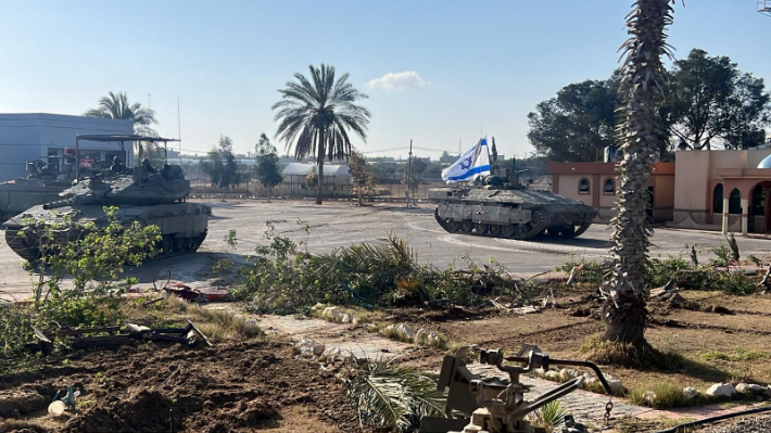 이스라엘군 탱크들이 7일(현지시간) 라파 국경검문소의 가자지구 쪽 구역에서 작전 중이다. 연합뉴스