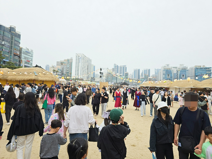 부산 광안리해수욕장에서 열린 제22회 광안리어방축제에 발길이 이어지고 있다. 송호재 기자
