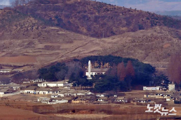 북한, 휴전선 북측에 추가 지뢰 매설…중장비 동원도