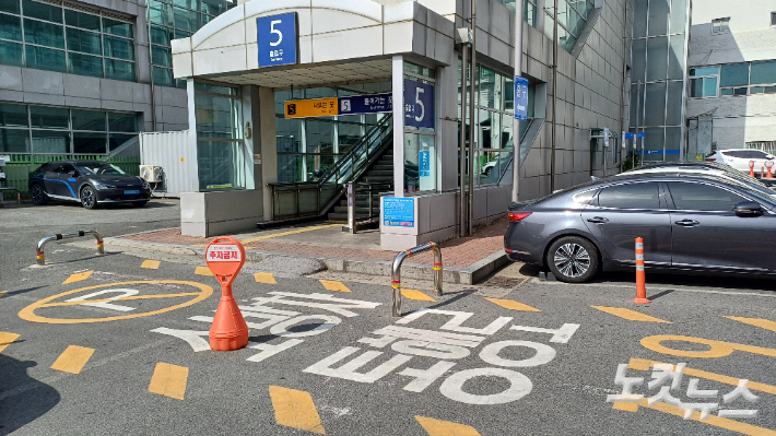 대구 동대구역 5번 출구 앞 소방차 통행로에 주차를 막기 위한 '볼라드'가 설치됐다. 정진원 기자