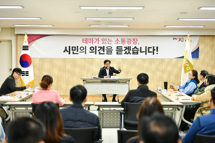 김병수 김포시장이 지난해 11월 서울통합 시민 의견 청취에 나섰다. 김포시 제공