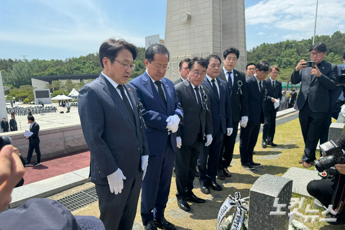 홍준표 대구시장이 17일 강기정 광주시장과 함께 5.18국립민주묘지를 참배하고 있다. 김수진 기자