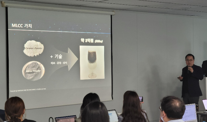 삼성전기 MLCC개발그룹장 김위헌 상무가 MLCC를 소개하고 있다. 삼성전기 제공