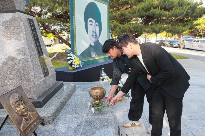 5·18민주화운동 제44주년 기념행사에서 전북대 학생들이 이세종 열사 추모비에 헌화하고 있다. 전북교육청 제공