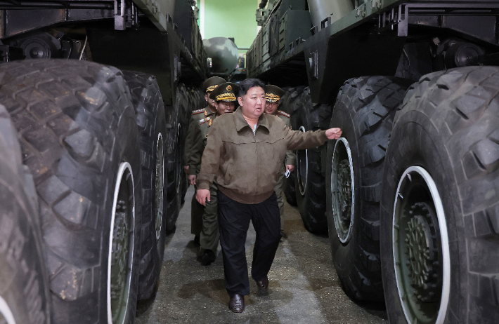 김정은 북한 국무위원장이 지난 17일 국방공업기업소를 방문해 생산활동을 료해(파악)했다고 조선중앙통신이 18일 보도했다. 연합뉴스