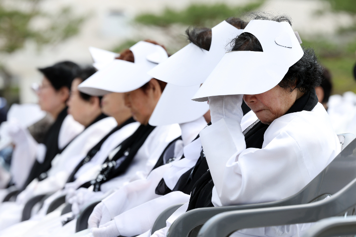 17일 오전 광주 북구 국립 5·18 민주묘지에서 열린 추모식에서 한 유가족 눈물을 닦고 있다. 연합뉴스