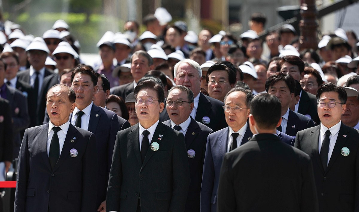 국민의힘 황우여 비상대책위원장(왼쪽부터), 더불어민주당 이재명 대표, 국민의힘 추경호 원내대표, 더불어민주당 박찬대 원내대표가 18일 광주시 북구 국립5·18민주묘지에서 열린 제44주년 5·18민주화운동 기념식에서 애국가를 부르고 있다. 연합뉴스