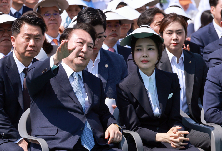 윤석열 대통령과 김건희 여사가 19일 경기도 양주시 회암사지에서 열린 '회암사 사리 이운 기념 문화축제 및 삼대화상 다례재'에 참석해 이야기를 나누고 있다. 연합뉴스