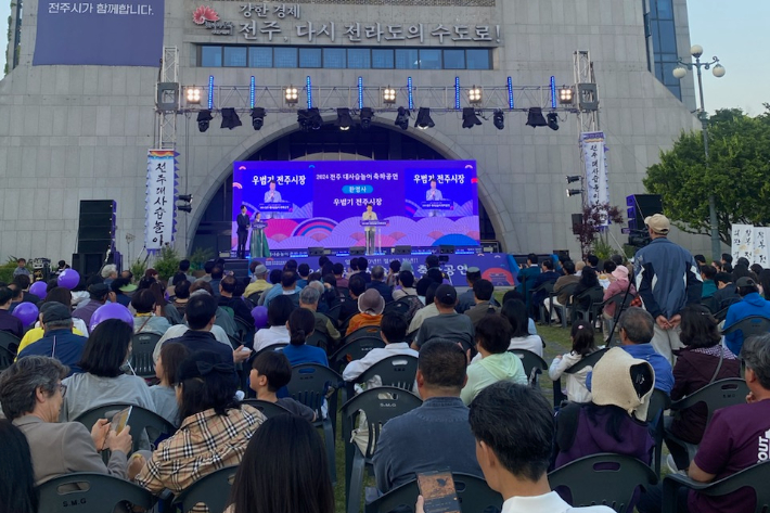 지난 18일 전주시청 노송광장에서 제50회 전주대사습놀이 전국대회 전야제 공연이 열렸다. 전주시 제공