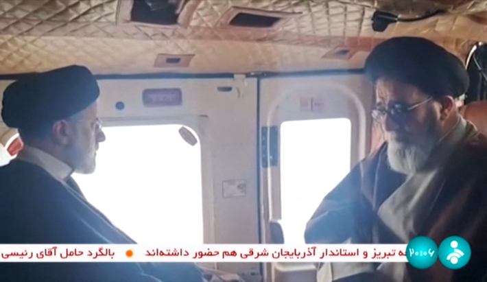 추락 전 헬기에 앉아 있는 이란 대통령. 이란 국영TV IRINN 캡처