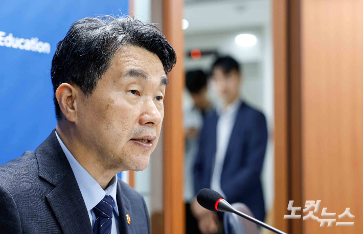 이주호 사회부총리 겸 교육부 장관이 20일 오전 서울 영등포구 한국교육시설안전원에서 열린 '의대 운영대학 총장 간담회'에 참석해 모두발언 하고 있다. 황진환 기자