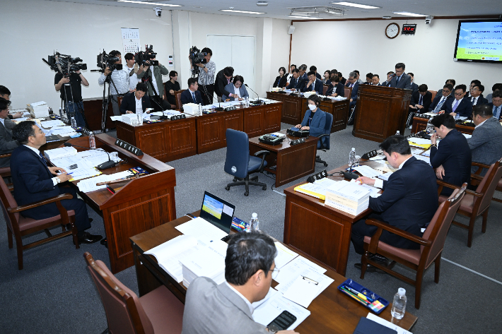 제주도의회 환경도시위원회가 20일 제주도 추경예산안을 심사하고 있다. 제주도의회 제공