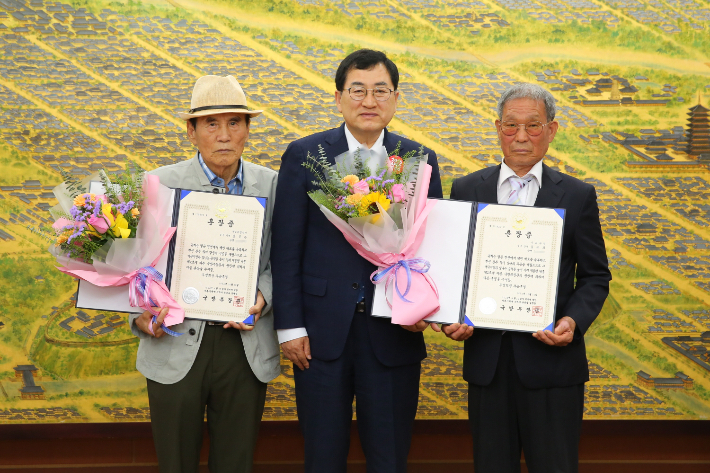 주낙영 경주시장이 故김성관 이병과 故김소쇠 상병의 유족에게 무공훈장을 전달하고 있다. 경주시 제공