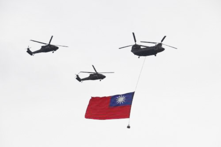 20일 오전 타이베이 총통부 앞 카이다거란 대로에서 열린 중화민국(대만) 제16대 총통·부총통 취임식 행사 동안 대형 대만 국기가 하늘에 펼쳐지고 있다. 연합뉴스