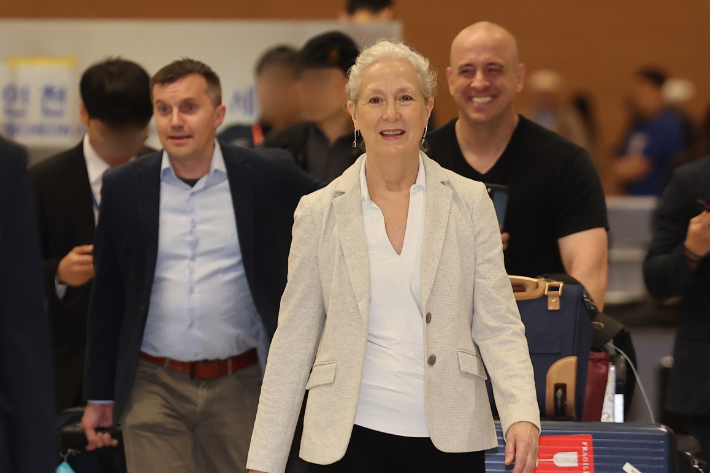 제12차 한미 방위비분담특별협정(SMA) 체결을 위한 2차 회의에 앞서 미국 측 수석대표인 린다 스펙트 국무부 선임보좌관이 18일 인천국제공항 2터미널을 통해 입국하고 있다. 연합뉴스