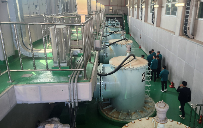 전남도 관계 공무원이 여름철 자연재난 예방을 위해 목포 배수 펌프장를 점검하고 있다. 전라남도 제공