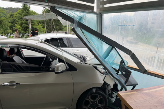 지난 20일 낮 12시 35분쯤 강원 춘천시 동면 만천리의 한 식당에서 60대 여성이 몰던 모닝 차량이 건물 안으로 돌진하는 사고가 발생했다. 강원소방본부 제공.