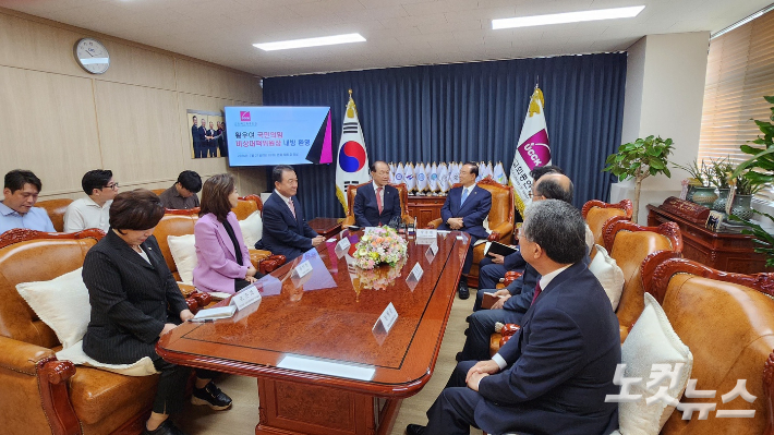 국민의힘 황우여 비상대책위원장이 21일 오전 서울 종로구 한국교회총연합 사무실을 방문해 장종현 대표회장을 예방하고 있다. 이승규 기자
