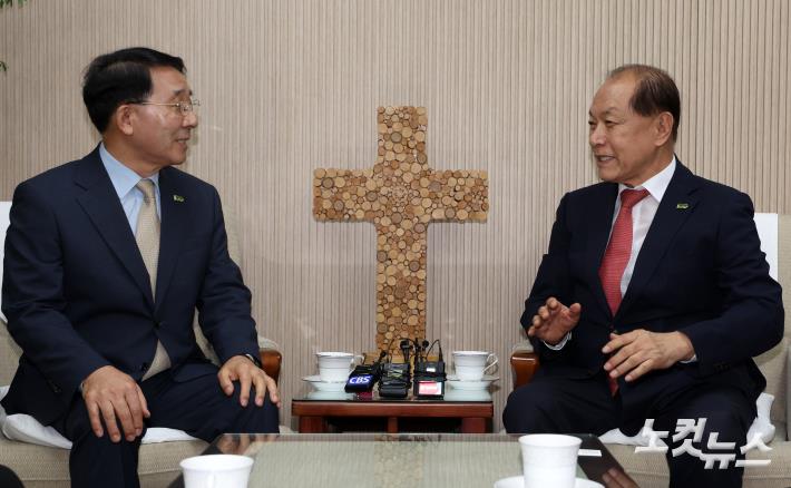 황우여 국민의힘 비상대책위원장이 21일 오전 서울 종로구 한국기독교교회협의회(NCCK)를 예방해 김종생 총무와 환담을 하고 있다. 2024.05.21.