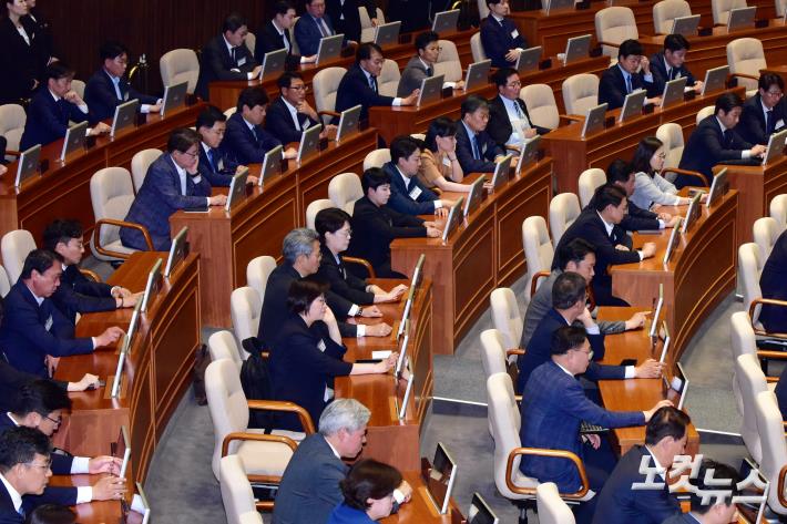 제22대 국회 초선의원 의정연찬회에 참석한 여야 초선 당선인들이 21일 오후 서울 여의도 국회 본회의장을 찾아 전자투표 시연을 하고 있다.