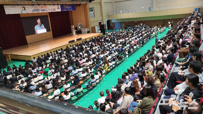 21일 대구 달성군민체육관에서 개최된 신애라의 신박한 육아 토크 콘서트. 류연정 기자