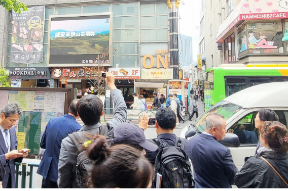 일본 신오쿠보 전광판에 송출되고 있는 함안말이산고분군(咸安末伊山古墳群) 홍보영상. 함안군 제공