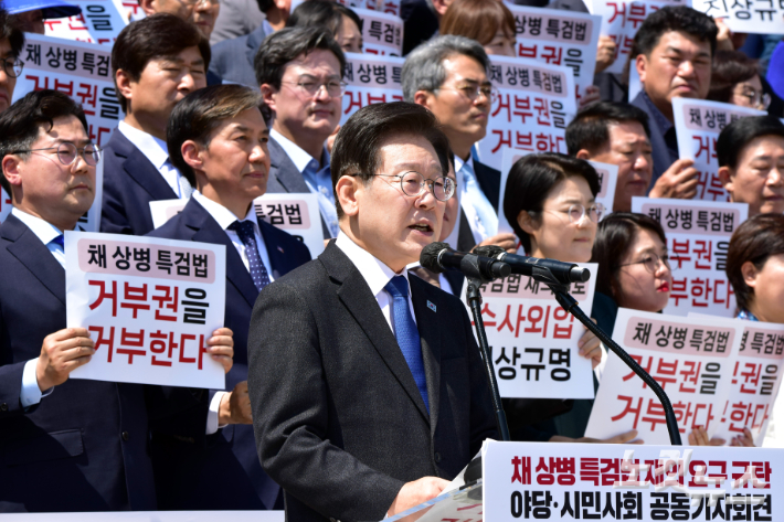 더불어민주당 이재명 대표가 21일 서울 여의도 국회 앞 계단에서 열린 '채 상병 특검법 재의 요구 규탄 야당·시민사회 공동기자회견'에서 발언을 하고 있다. 윤창원 기자