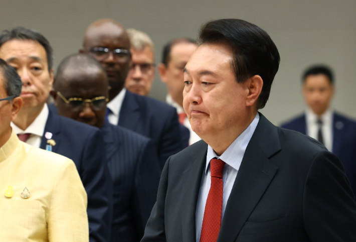 윤석열 대통령, 주한대사 신임장 제정식 참석     (서울=연합뉴스) 홍해인 기자 = 윤석열 대통령이 21일 서울 용산 대통령실 청사에서 열린 주한대사 신임장 제정식에 입장하고 있다. 2024.5.21 [대통령실통신사진기자단]     hihong@yna.co.kr (끝)   연합뉴스