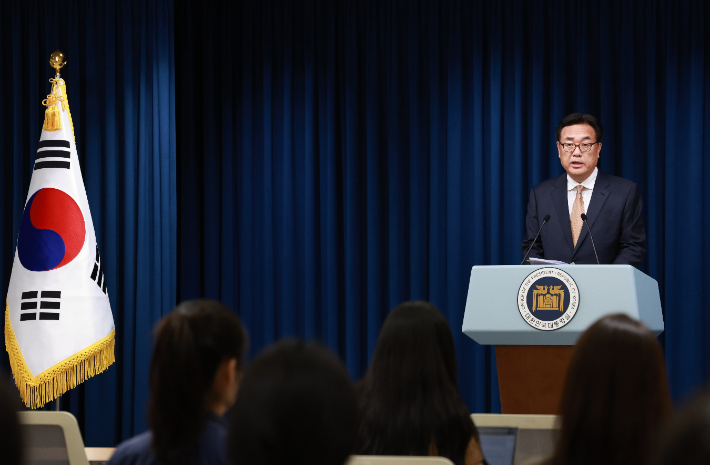 정진석 대통령 비서실장이 21일 서울 용산 대통령실 청사에서 윤석열 대통령의 '채상병 특검법' 재의요구권 행사 관련 브리핑을 하고 있다. 연합뉴스