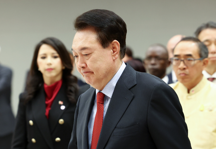 윤석열 대통령이 21일 서울 용산 대통령실 청사에서 열린 주한대사 신임장 제정식에 입장하고 있다. 연합뉴스