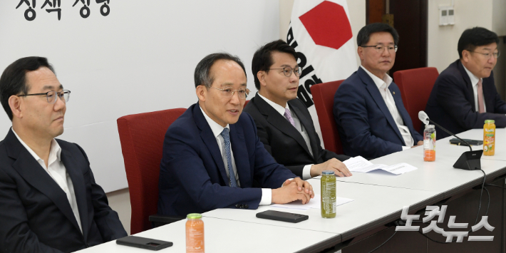 22일 서울 여의도 국회에서 국민의힘 추경호 원내대표 주재로 중진회의가 열리고 있다. 윤창원 기자