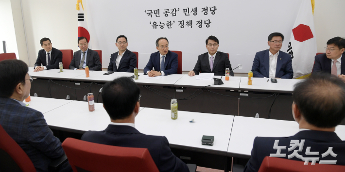 22일 서울 여의도 국회에서 국민의힘 추경호 원내대표 주재로 중진회의가 열리고 있다. 윤창원 기자