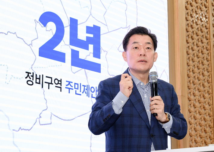 이재준 수원시장이 '수원형 도심 재창조 2.0 프로젝트'를 발표하고 있다. 수원특례시 제공