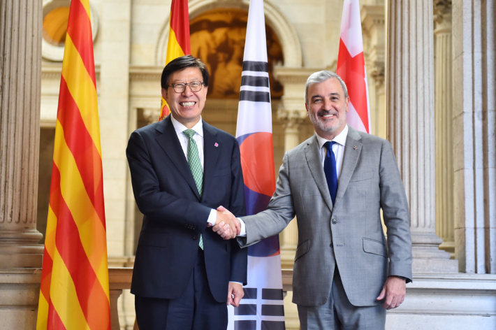 박형준 부산시장과 자우마 콜보니 바르셀로나시장이 기념촬영을 하고 있다. 부산시 제공