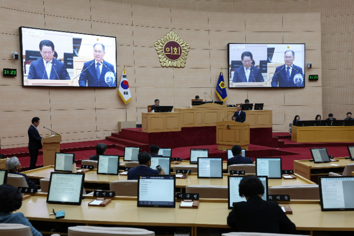 이규현 전남도의원(더불어민주당·담양 2)이 22일 제380회 임시회 2차 본회의 도정 질의에서 김영록 전남도지사를 상대로 전라남도의 단일 의대 설립으로 선회하는 과정에서 소통 부족 문제를 지적하고 있다. 전남도의회 제공 