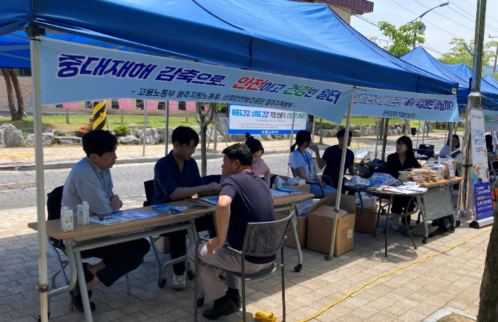 전라남도는 고용노동부 등과 함께 지난 22일 구례 자연드림파크 농공단지에서 농공단지 근로자를 상대로 유해물질 보호구 착용 교육과 혈압을 비롯한 간이검사 그리고 직업병 상담 등 산업안전 캠페인 행사를 진행했다. 전라남도 제공