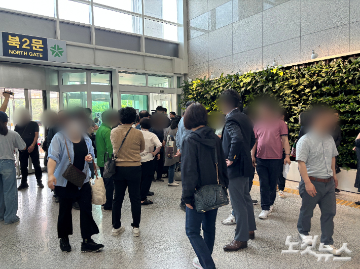 23일 오전 대전 서구 둔산동 시청사 1층에서 중앙로 지하상가 상인들이 이장우 시장과의 면담을 요구하며 항의하고 있는 모습. 김미성 기자