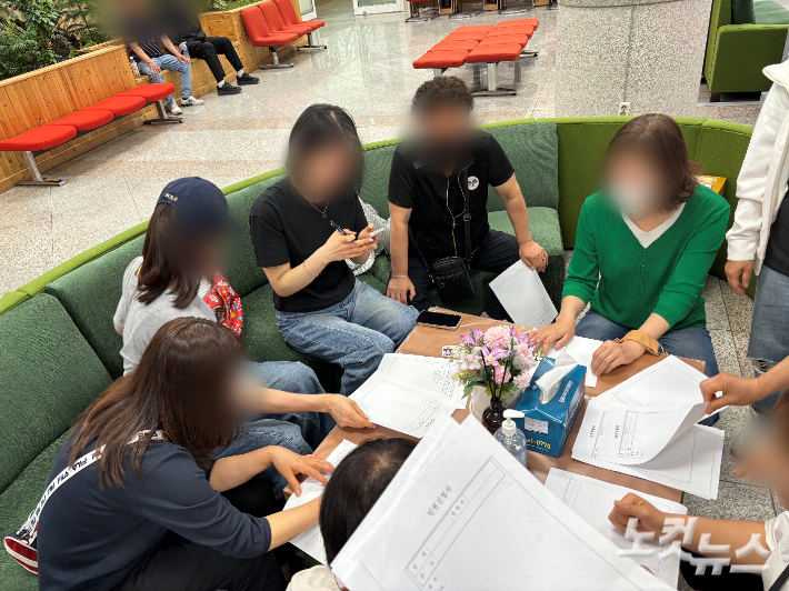 민원신청서를 작성 중인 대전 중앙로 지하상가 상인들. 김미성 기자