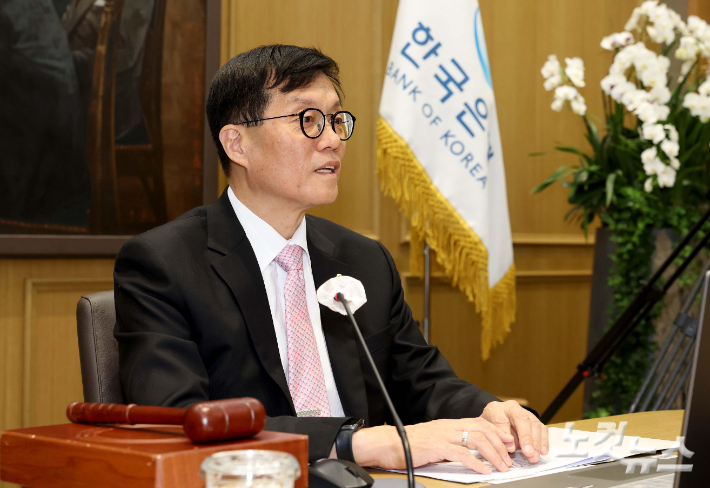 이창용 한국은행 총재가 12일 서울 중구 한국은행에서 열린 금융통화위원회를 주재하고 있다.