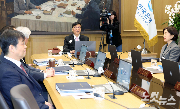 이창용 한국은행 총재가 서울 중구 한국은행에서 열린 금융통화위원회를 주재하고 있다. 사진공동취재단