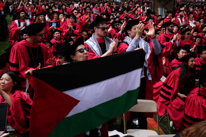 친팔레스타인 시위에 참여했다는 이유로 졸업하지 못한 13명의 학생을 지지하기 위해 졸업생들이 일어섰다. 연합뉴스