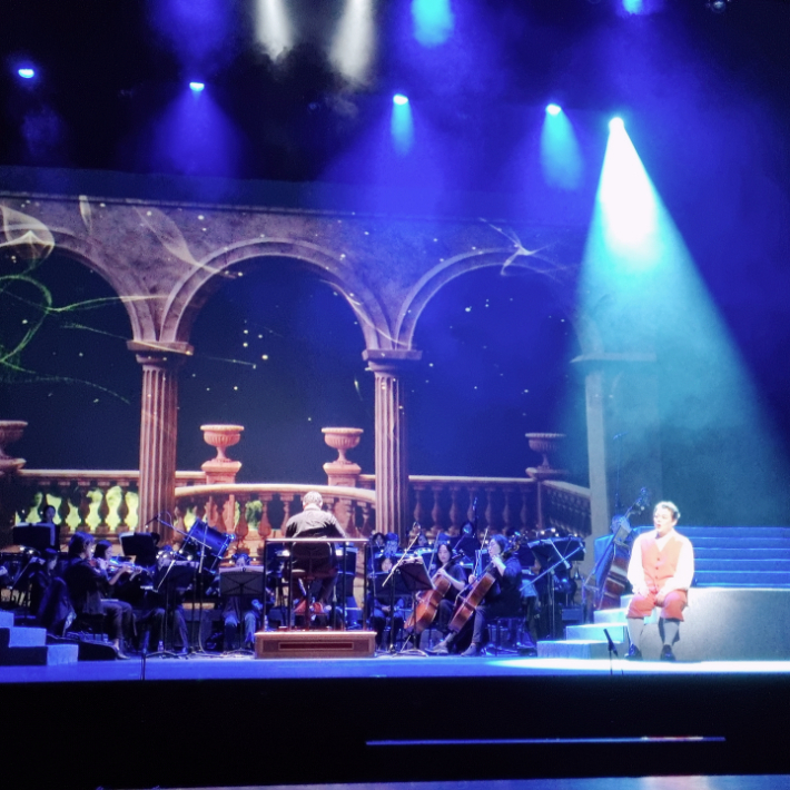 지난 10월 안동오페라단이 무대에 올린 오페라 <사랑의 묘약>. 주인공 네모리노가 아리아 '남 몰래 흘리는 눈물'을 부르고 있는 장면. 안동오페라단 제공