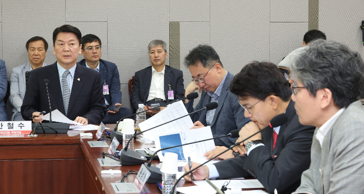 24일 오전 국회 의원회관에서 국민의힘 윤상현 의원(오른쪽 두번째) 주최로 열린 '진보가 보는 보수' 세미나에 참석한 안철수 의원(왼쪽). 연하뷴스