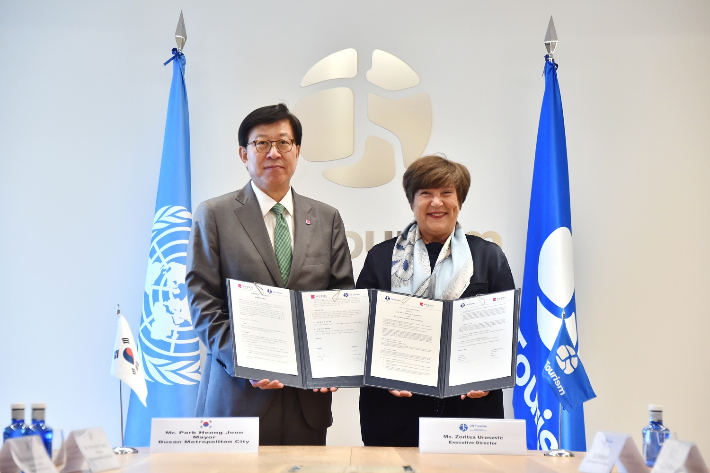 박형준 부산시장(왼쪽)과 조리차 우로세비치 세계관광기구 사무차장(오른쪽)이 기념사진을 찍고 있다. 부산시 제공