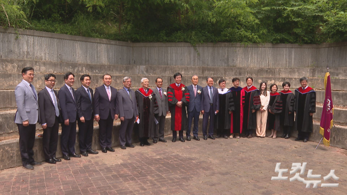 실천신학대학원대학교 이사장, 총장 이취임식을 마치고 관계자들이 기념사진 촬영을 하고 있다. 송주열 기자. 